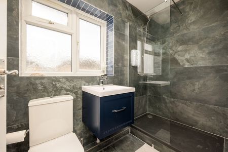 OX Living is proud to present this high-quality 6-bedroom co-living property, perfect for working professionals looking for stylish, stress-free living. Room 4 - Photo 4