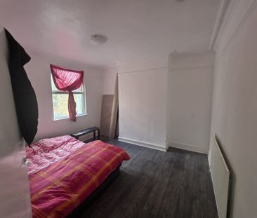 4 Bed Flat, Pinner Road, HA1 - Photo 3