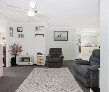 Family living with space for work and play. - Photo 4