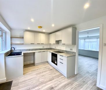 3 bedroom end of terrace house to rent - Photo 2