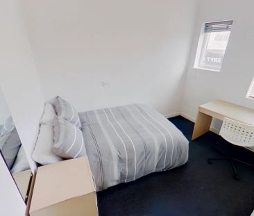 8 bedrooms 2 bathrooms - Photo 4