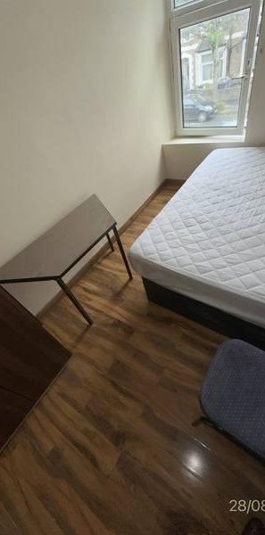 1 bedroom in a house share to rent - Photo 2