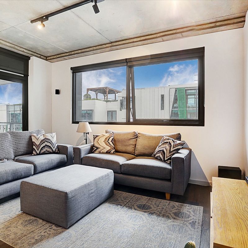Bright and spacious living - Photo 1