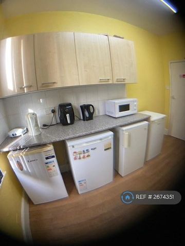 1 bedroom in a house share to rent - Photo 5