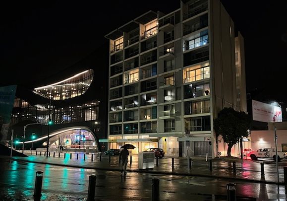 Two bedroom apartment with inner harbour views - Photo 1