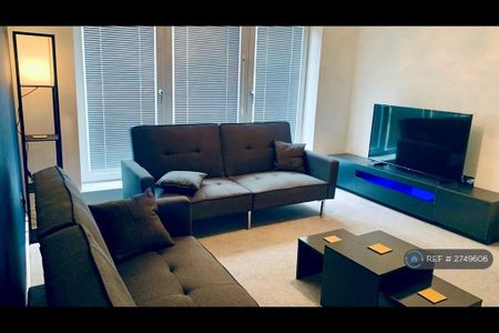 1 bedroom in a flat share to rent - Photo 2