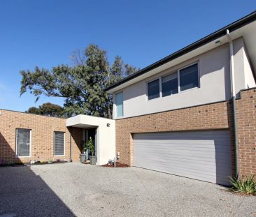 FIRST CLASS FAMILY LIVING IN A PERFECT LOCATION! - Photo 3