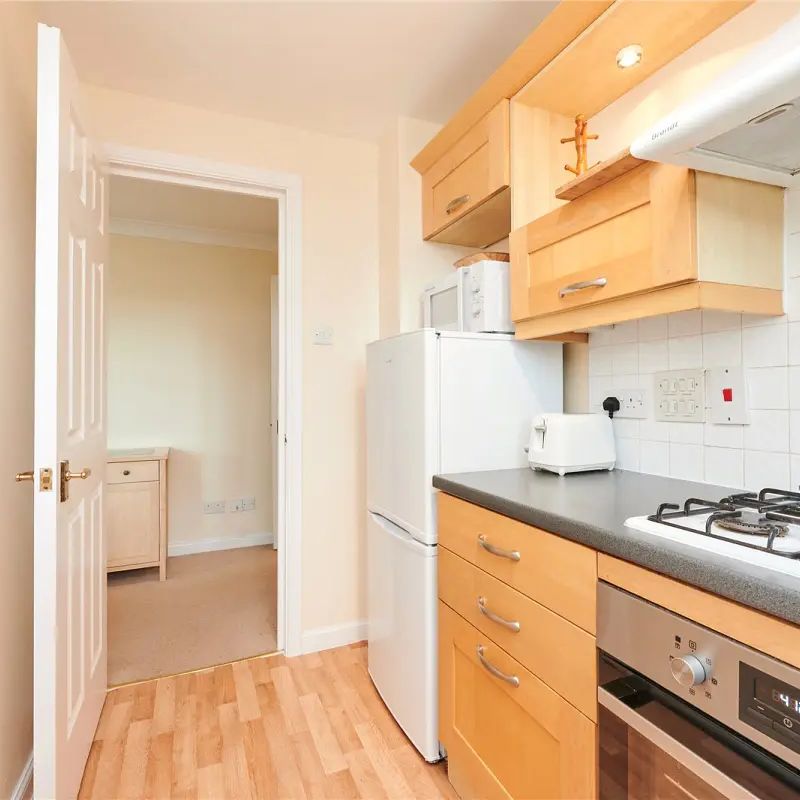 2 bedroom flat in Evelyn Road - Photo 1