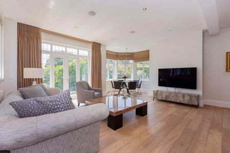 Priory Road Sunningdale SL5 9RH - Photo 2