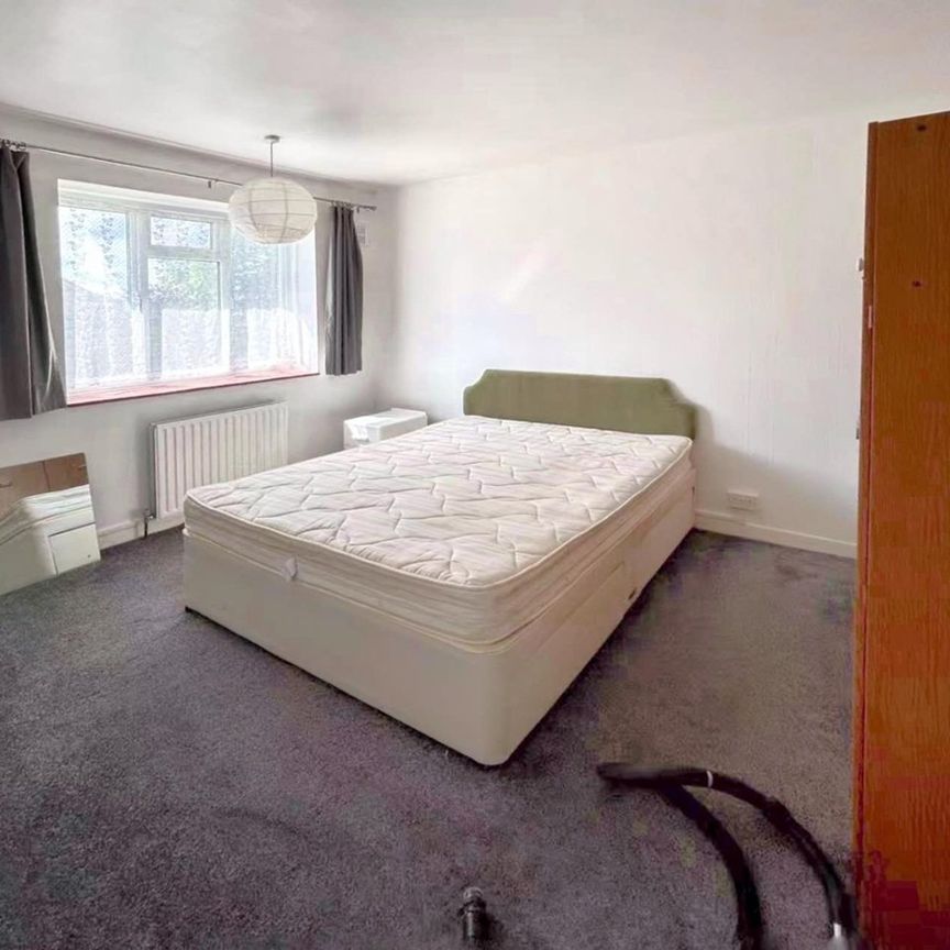 Room in a Shared Flat, Monclar Road, SE5 - Photo 1