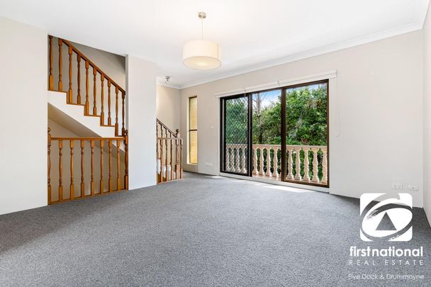 Spacious 2 Bedroom Townhouse with Double Garage - Photo 1