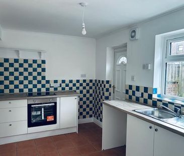 2 bedroom end of terrace house to rent - Photo 2