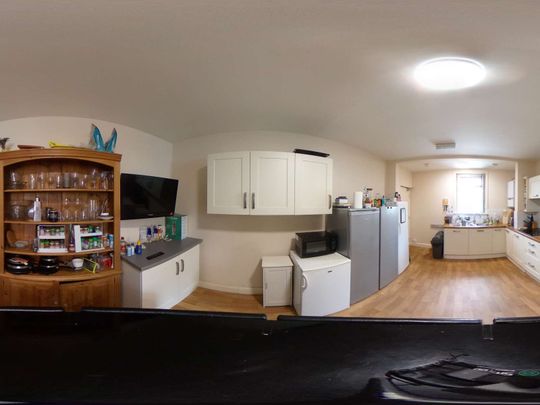 Extra Large Double Bedroom with own bathroom Room 4 - Photo 1