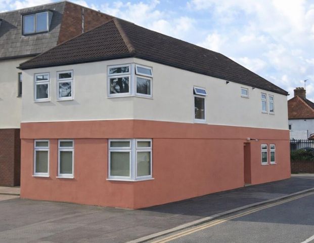 Red Lion Road, Tolworth KT6, London - Photo 1