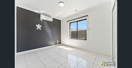 🏡 Family Home in Prime Roxburgh Park Location! Big Saving on your Electricity bill with this home. - Photo 2