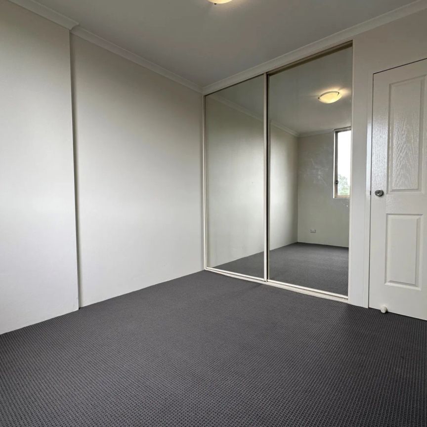 Top Floor Apartment, Your Cozy Retreat Close to Everything! - Photo 1