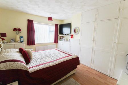 4 bedroom detached house to rent - Photo 4