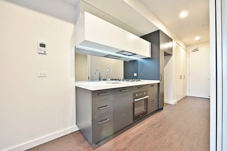 Chic & Convenient: 1-Bedroom Apartment with Private Balcony & Rooftop Access - Photo 3