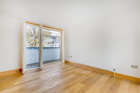 4 bedroom mews to rent - Photo 3