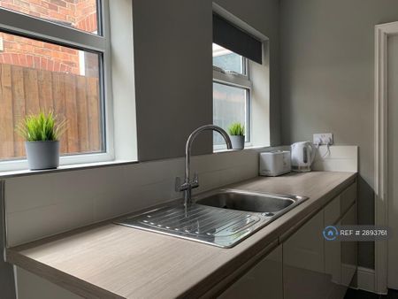 1 bedroom in a house share to rent - Photo 5