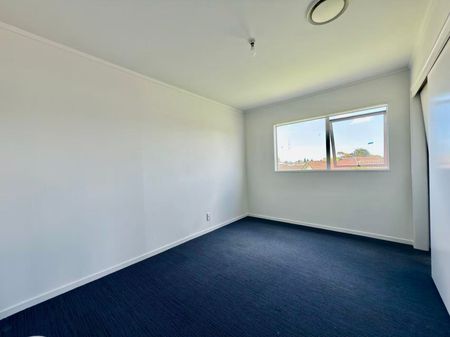 Spacious 7-Bedroom Family Home - Room for Everyone! - Photo 4