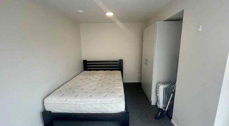 Views Over the City - Furnished 1 bedroom Apartment - Photo 5