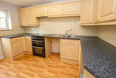 4 bedroom semi-detached house to rent - Photo 5