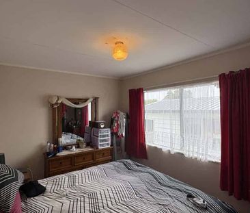 THREE BEDROOMS IN BELL BLOCK - Photo 3