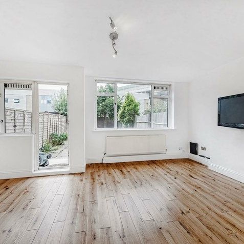 Flat - Purpose Built to rent in Woods House, Patmore Estates, SW8 - Photo 1