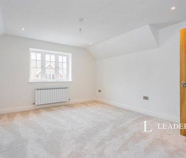 4 bedroom semi-detached house to rent - Photo 4