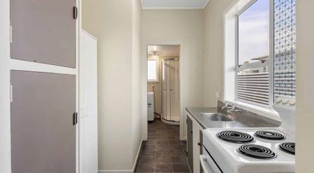 Charming Two-Bedroom Home – Easy-Care Living Close to Town - Photo 4
