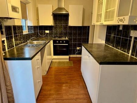 3 Bedroom Terraced House For Rent in Oaklands Road, Royton - Photo 2