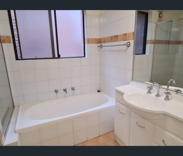 Spacious 2-Bedroom Apartment in a Prime Location! - Photo 3