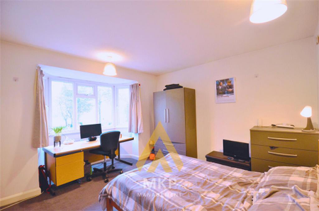 8 bedroom detached house to rent - Photo 4