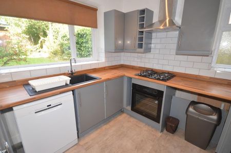 6 bedroom detached house to rent - Photo 4