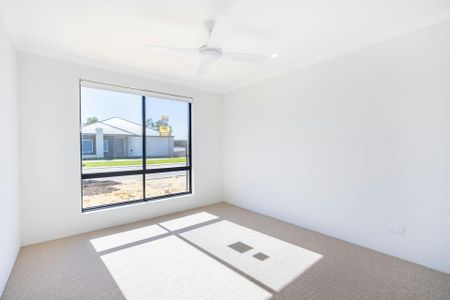 Stunning Near New Build – Modern Comfort & Convenience! - Photo 3