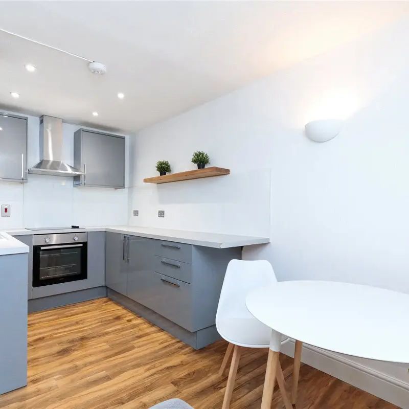 1 bedroom flat in London - Photo 1