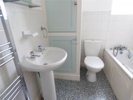 St Peg Lane, Cleckheaton, BD19 - Photo 2