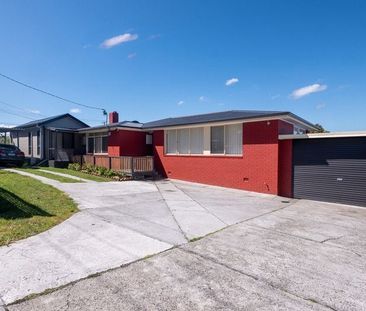 Easy-Care, Updated Claremont Home - Photo 3