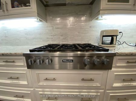 Detached Home For Lease | N9237784 - Photo 5