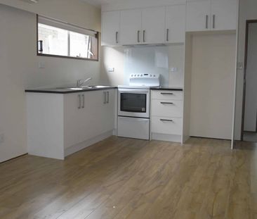 3 bedroom unit with 1 bathroom - Photo 1