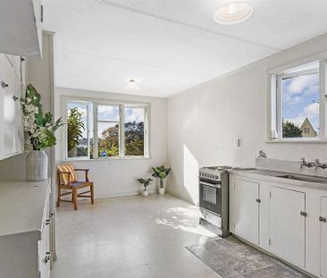 Charming 4BR Home in Mt. Roskill - Photo 3