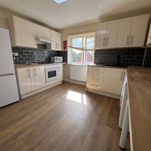 3 bedroom flat to rent - Photo 2