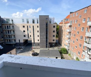 Centraltbeliggende og lys 2-værelses lejlighed med altan - Photo 3