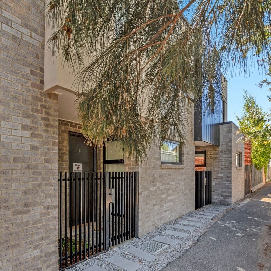 Stylish three-level townhouse in the heart of Abbotsford - Photo 1