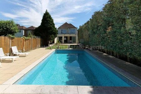 Penshurst Gardens, Edgware, HA8 - Photo 3