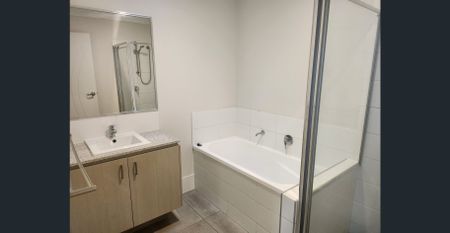 Modern 3-Bedroom Duplex Living in Peaceful Park Ridge Quarter - Photo 5