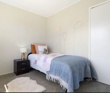 Renovated 2 bedroom home + attached utility room - Photo 2