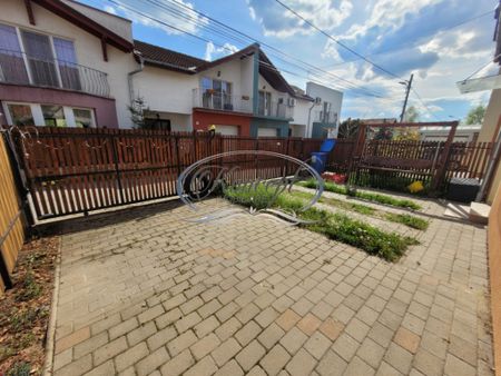 Inchiriere triplex retras de la strada cu curte si parcare i - Fotografie 3