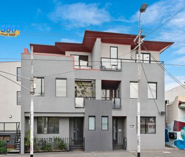 Townhouse Living - 6 month lease only - Photo 4